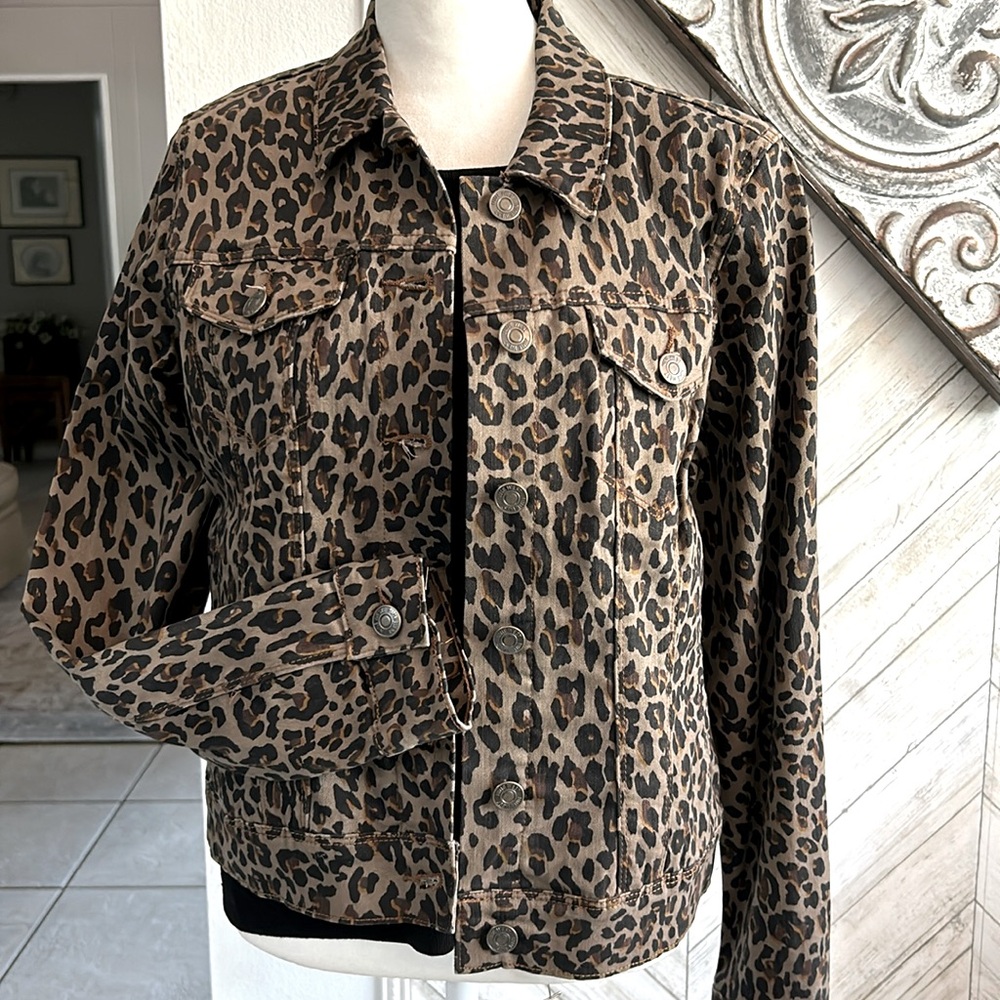 Nine West cheetah print jean jacket, adjustable sides, chest and side pockets M